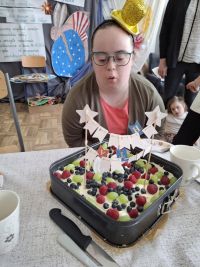 uczniowie podczas zajęć kulinarnych, porządkowych oraz edukacyjnych