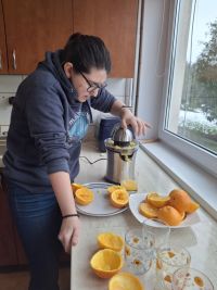 uczniowie podczas zajęć kulinarnych, porządkowych oraz edukacyjnych