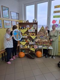 uczniowie podczas zajęć kulinarnych, porządkowych oraz edukacyjnych