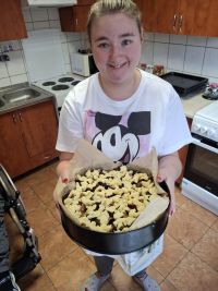 uczniowie podczas zajęć kulinarnych, porządkowych oraz edukacyjnych