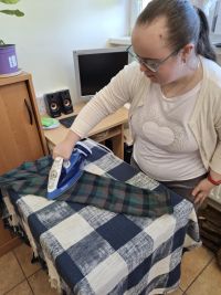 uczniowie podczas zajęć kulinarnych, porządkowych oraz edukacyjnych