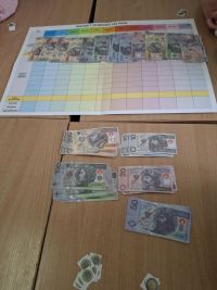 uczniowie podczas zajęć kulinarnych, porządkowych oraz edukacyjnych