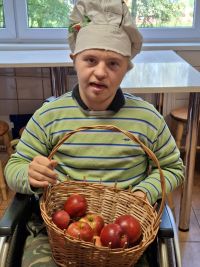 uczniowie podczas zajęć kulinarnych, porządkowych oraz edukacyjnych