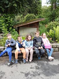 uczniowie podczas wycieczki po ZOO oraz rejs statkiem