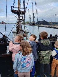 uczniowie podczas wycieczki po ZOO oraz rejs statkiem