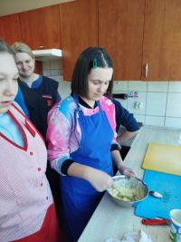 zajęcia w kuchni uczniowskiej