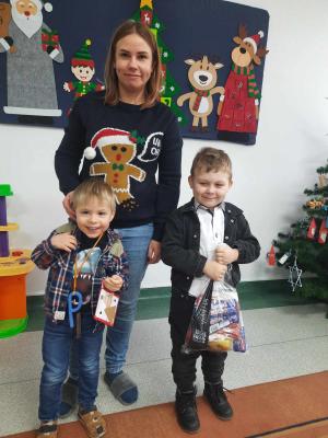 Świąteczna paczka – dar serca od Ochotniczej Straży Pożarnej i Szkoły Podstawowej w Myśliwcu